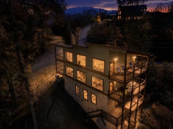 764 Chestnut Dr, Gatlinburg, TN 37738