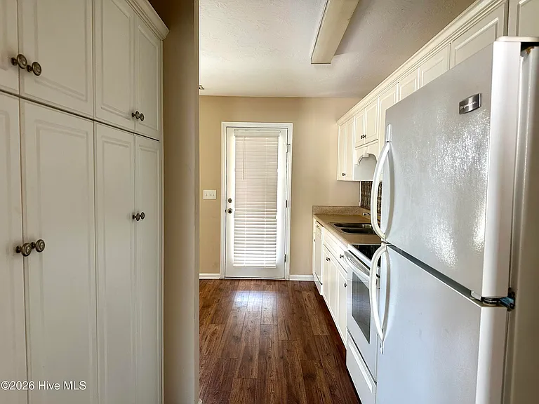 1730 Elizabeth St — Photo 8