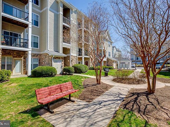 Courtyard with bench and grill
