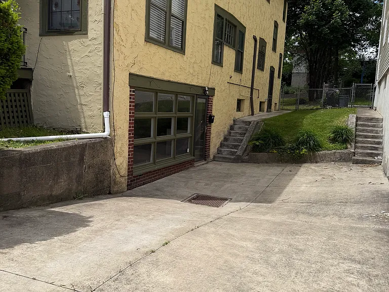 1517 Quincy Ave — Photo 2