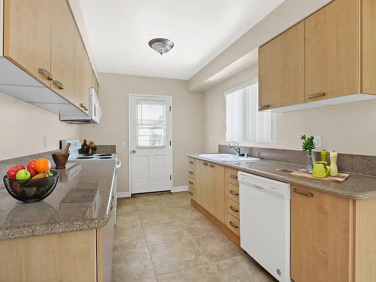 115 Doheny Apartments — Photo 21