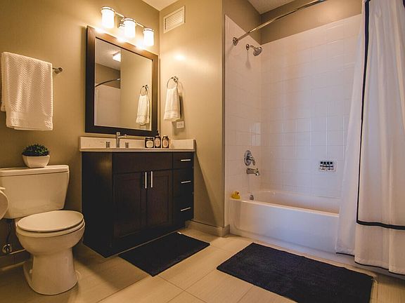 5th image of 342 E Ohio St #1203