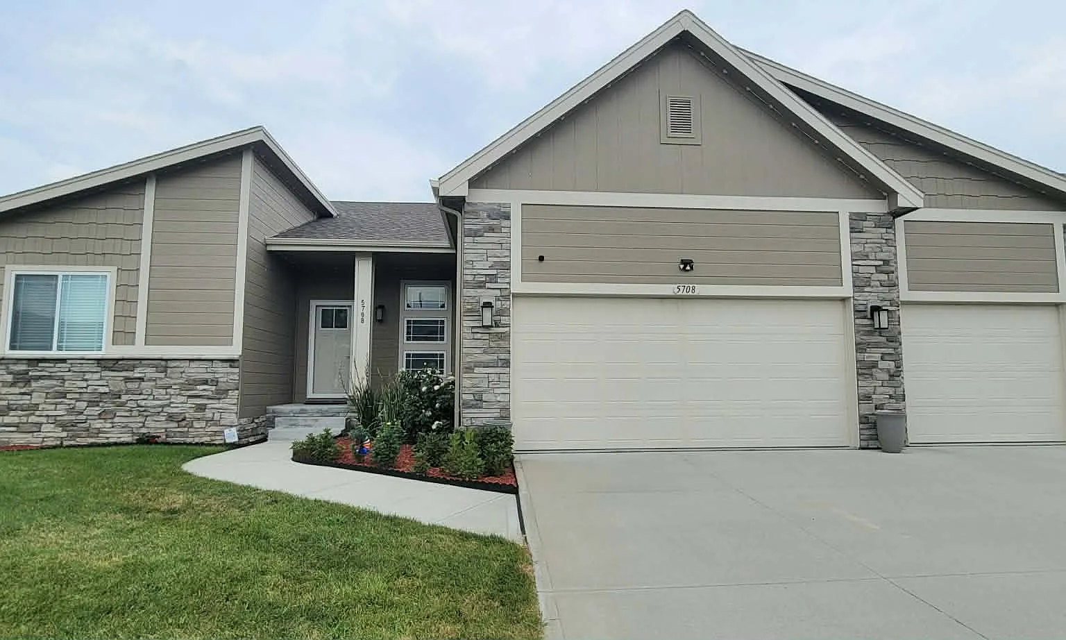 5 bed, 3300 sqft, $3,200 — Photo 1
