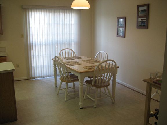 eat-in kitchen 