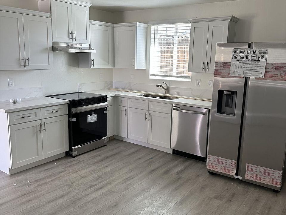 2nd image of 915 W Dolphin Ave