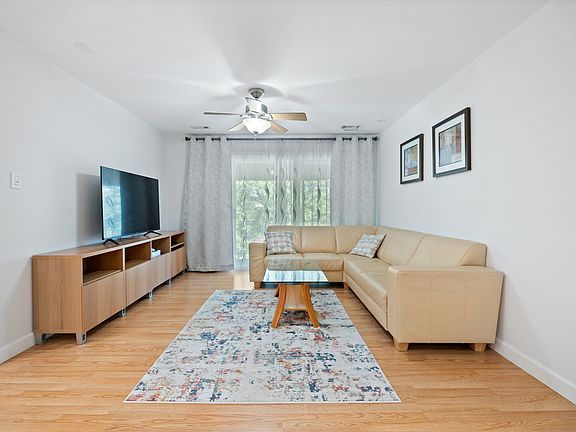 5th image of 10338 Parkside Ave APT 22