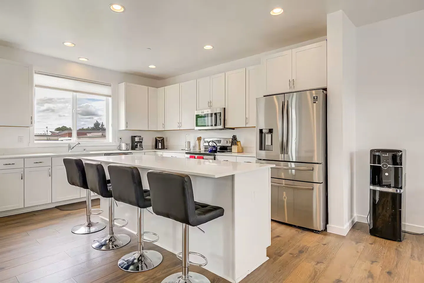 4 bed, 3.5 bath, 2200 sqft, $4,500 — Photo 3