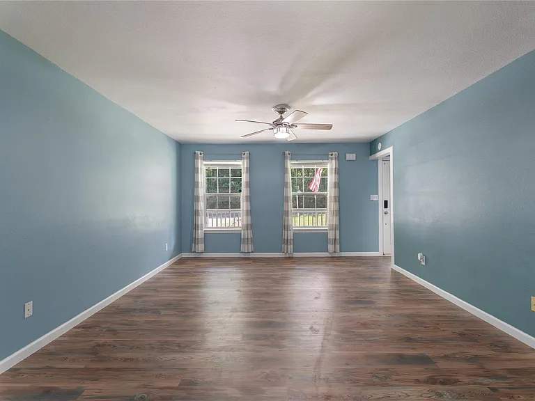 293 Commodore Dr — Photo 12