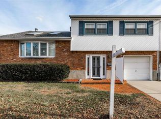 75 Stirling Ave, Freeport, NY 11520