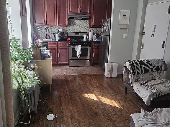 2nd image of 932 Myrtle Ave APT 21
