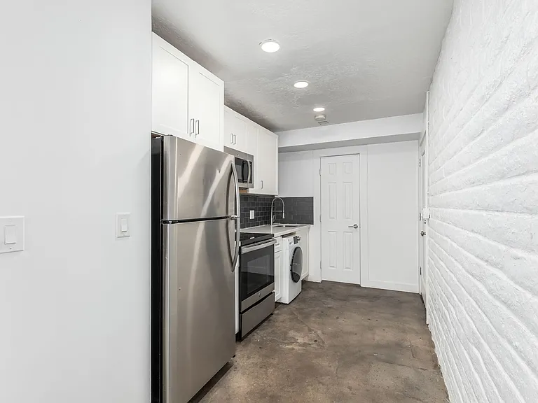 328 E Willetta St #16 — Photo 10