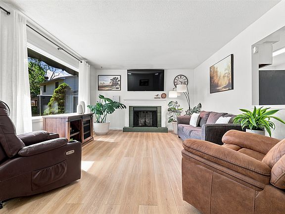 3rd image of 318 SE Wanda Dr