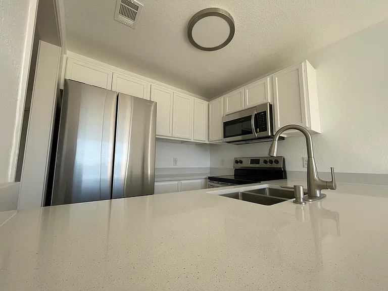 503 Gateway Pkwy #5 — Photo 8