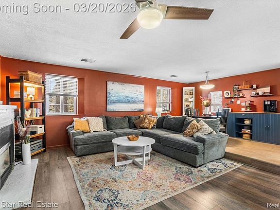 5th image of 240 N Roslyn Rd