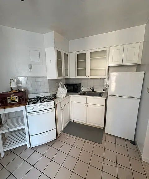 300 1/2 E 65th St #4A — Photo 6