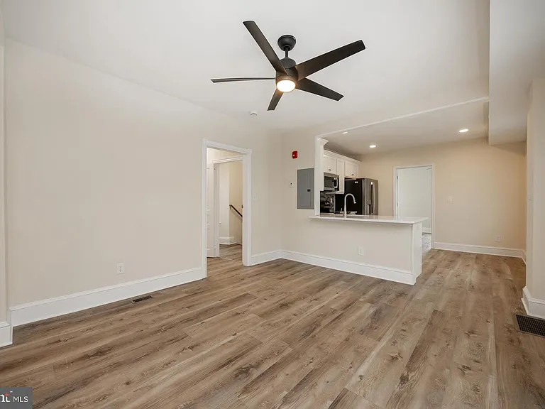 325 W Barnard St W — Photo 8