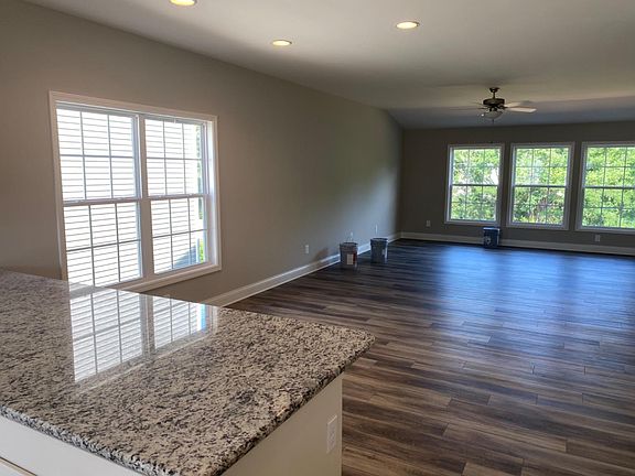 4th image of 619 Lucille Dr