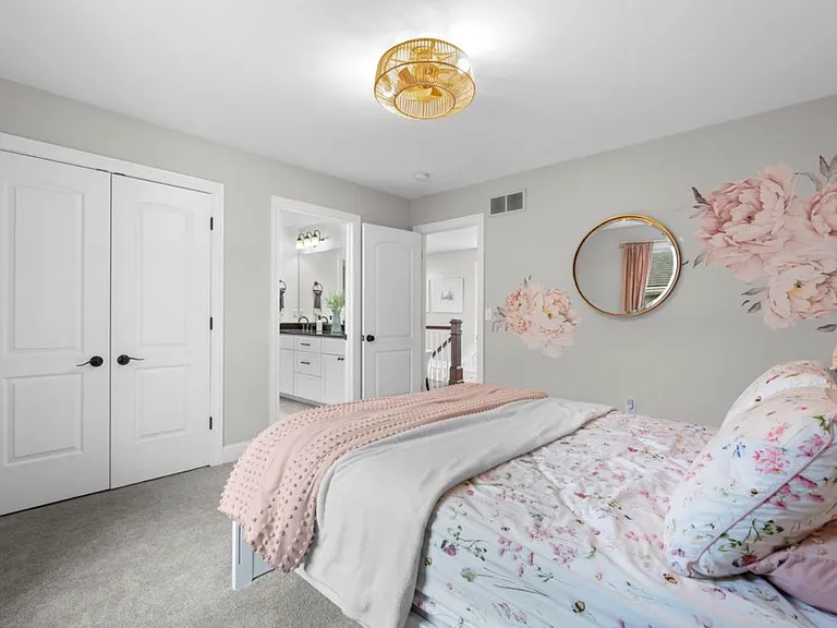 819 Irving Ave — Photo 13