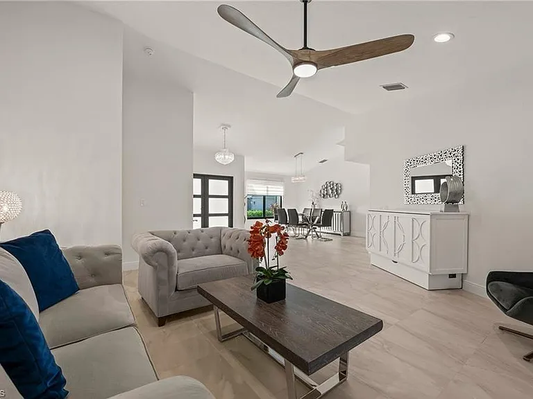 2307 Queens Way — Photo 4