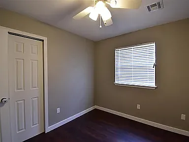 123 SE Surrey Ln — Photo 3