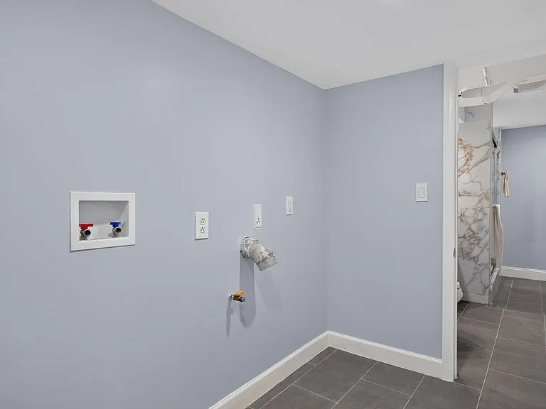 670 John St — Photo 2