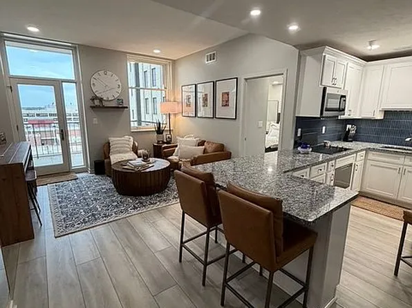 128 N 13th St APT 806, Lincoln, NE 68508