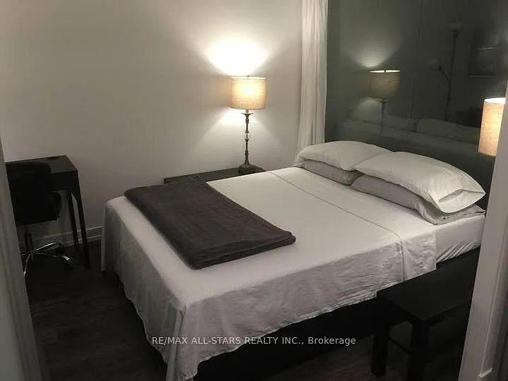 33 Helendale Ave #2302 — Photo 8