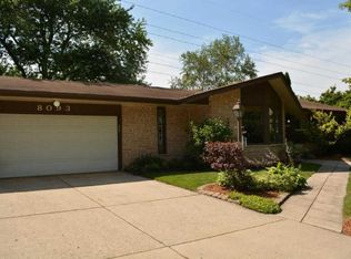 8093 N Edge O Woods Dr, Brown Deer, WI 53223