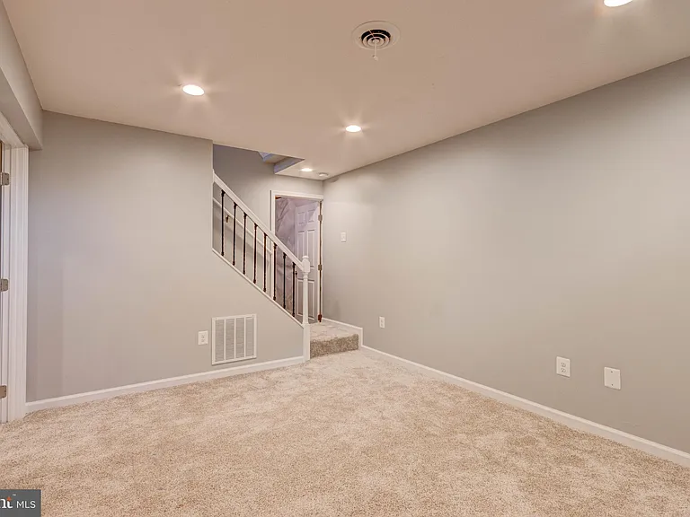 7925 Carriage Dr — Photo 27