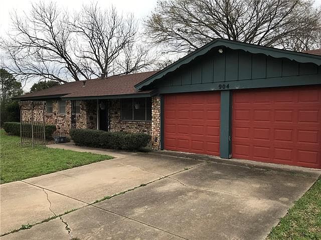 1st image of 904 Crockett Dr