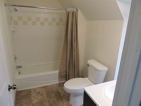 2nd image of 1121 W Wisconsin St