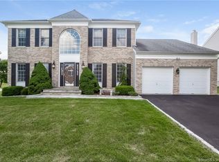 8 Lilac Ln, Danbury, CT 06810