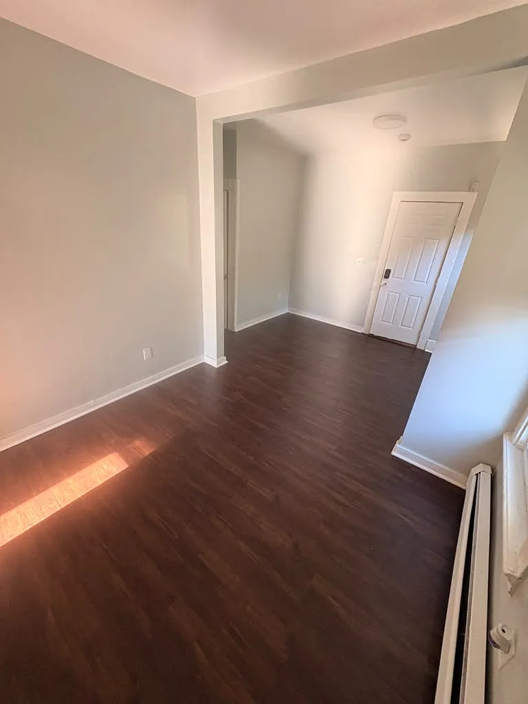 3 bed, 1400 sqft, $1,900 — Photo 2