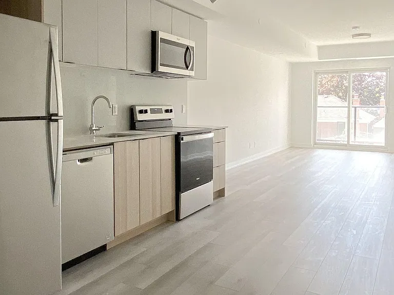2000 Bathurst St #309 — Photo 3