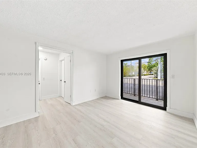 634 SW 7th Ct #5 — Photo 4