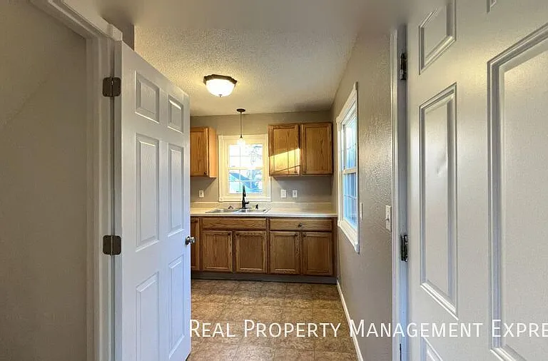 808 S Glendale Ave — Photo 16
