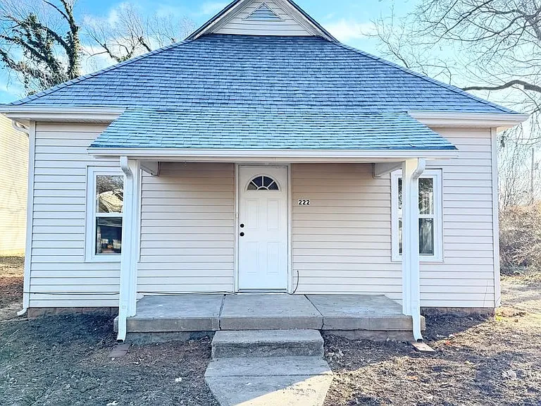 222 N Lee Ave — Photo 1