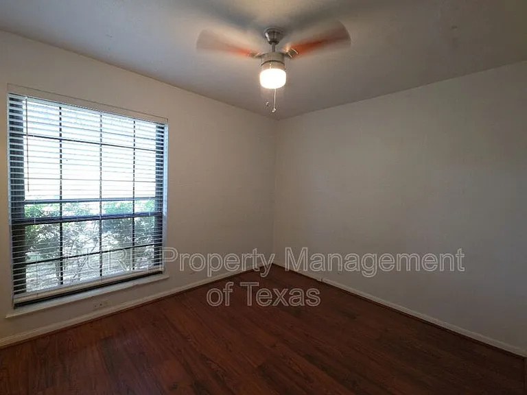 3000 Lakeside Dr — Photo 42