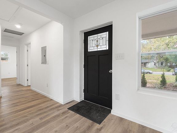 4th image of 711 Loire Way