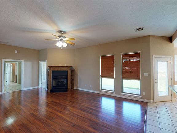 3rd image of 440 NE Sunset Dr