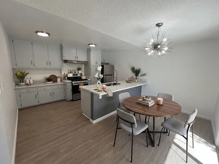 445 E Magnolia Blvd — Photo 2