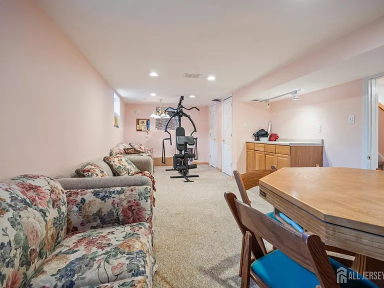 16 London Dr — Photo 27