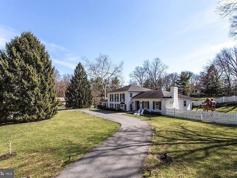 7510 Shadywood Rd — Photo 1
