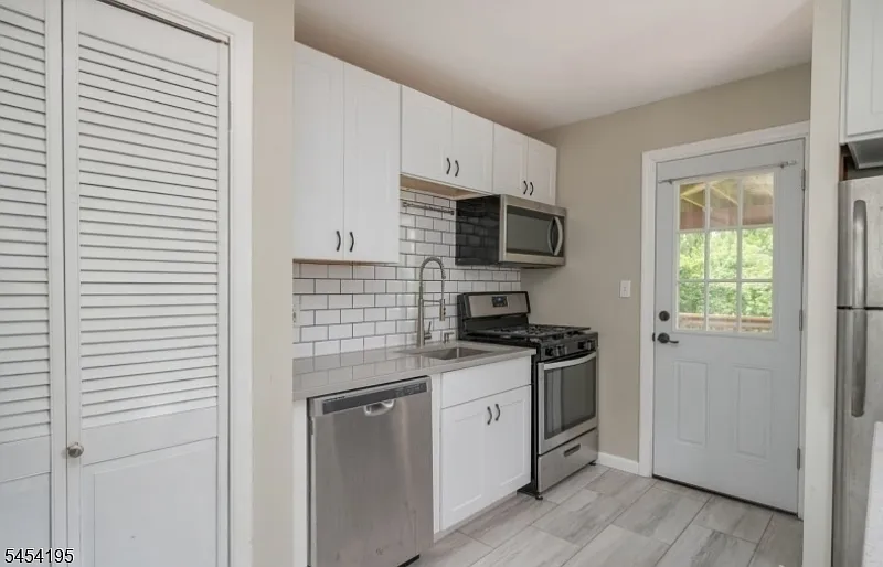 2 bed, 1.0 bath, $2,450 — Photo 4