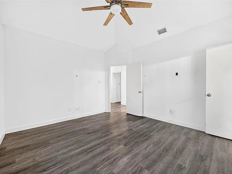 18610 Autumn Hills Dr — Photo 29