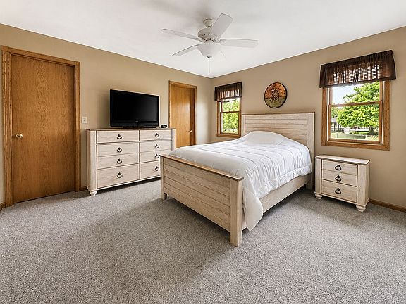 5th image of 406 7th Ave NE