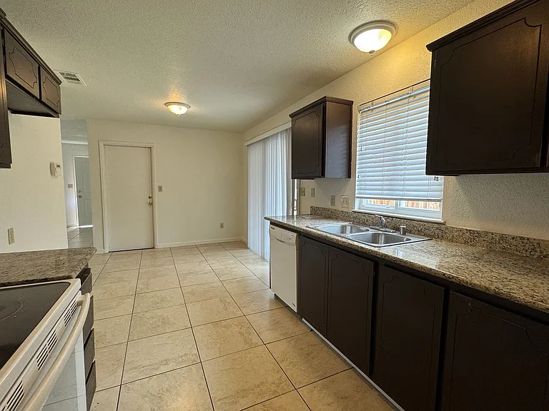 2047 Deauville Dr — Photo 8