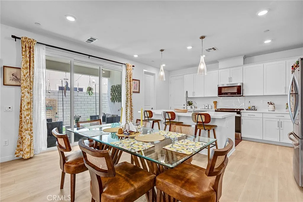 3 bed, 2.5 bath, 2074 sqft, $4,600 — Photo 4