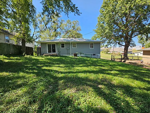4th image of 3837 Maplewood Dr