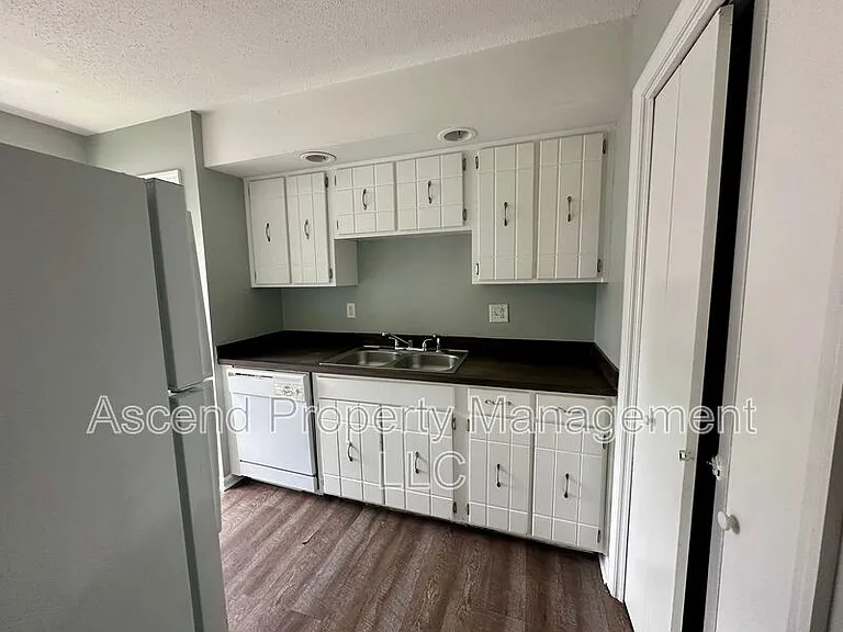 2410 Lyndon Ave #4 — Photo 4